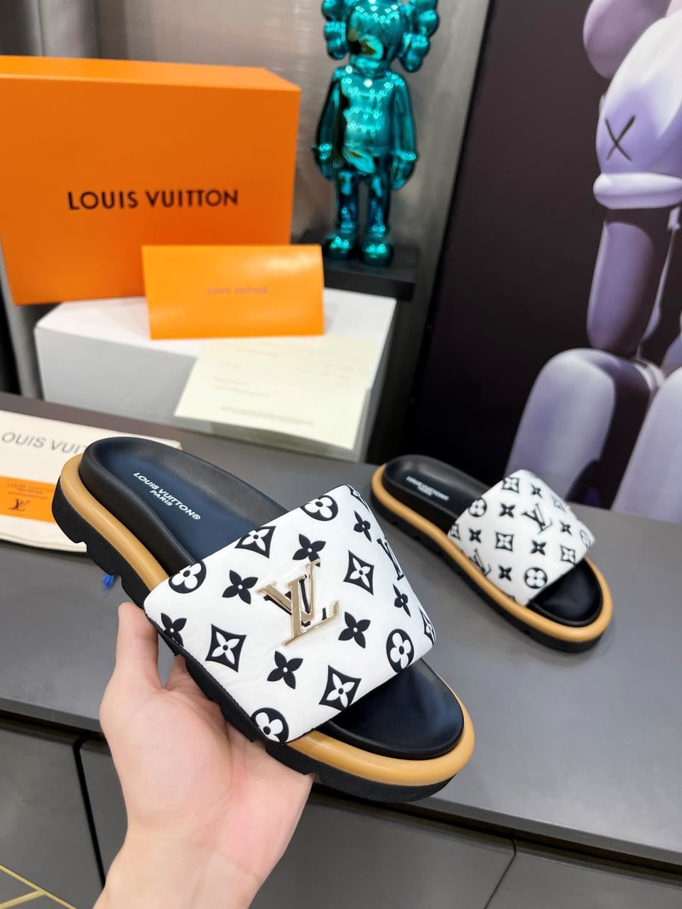 Louis Vuitton Slippers